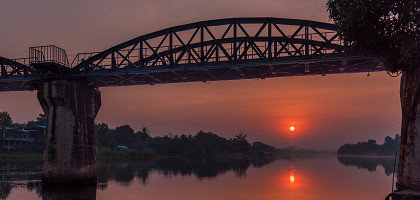 Мост через реку Квай вечером, Канчанабури