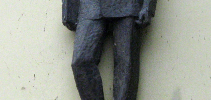 Гимназия Чехова в Таганроге, статуя писателя у входа