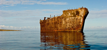 Заброшенный корабль в водах острова Ланаи