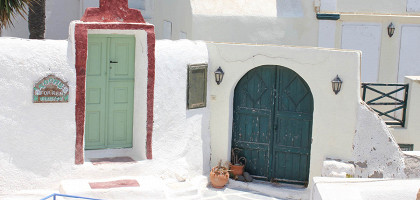 Двери домиков города Оя, Санторини