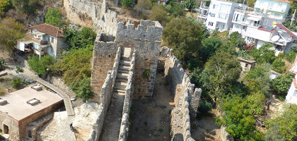 Крепость Аланьи, проход к замку по стене