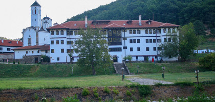 Вид на старые сербские православные монастыри в долине реки, Колашин
