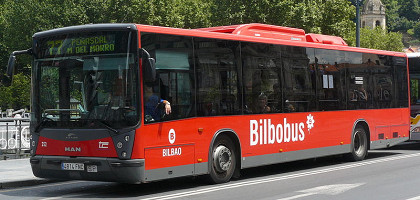 Городской автобус Bilbobus выкрашен в красный цвет, Бильбао