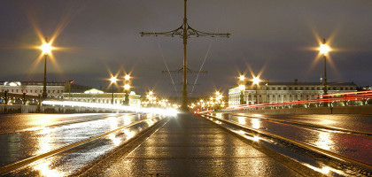 Пустынный Троицкий мост в Санкт-Петербурге ночью