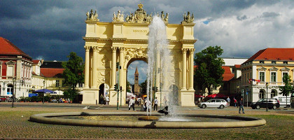 Бранденбургские ворота в Потсдаме, фонтан и площадь