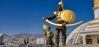 Ашхабад, Туркменистан, статуи вокруг памятника независимости