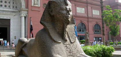 Египетский музей в Каире, у входа