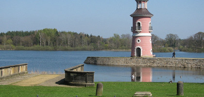 Замок Морицбург, пирс и маяк