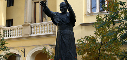 Дворец Епископа в Кракове, памятник Папе Римскому Иоанну Павлу Второму