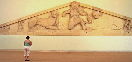 Горгона перед тем как её обезглавит Персей, изображение на фронтоне из храма Артемиды на выставке в Археологическом музее Корфу.