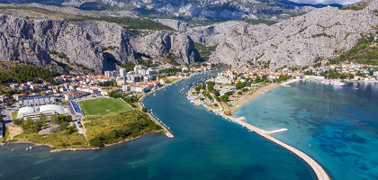 Панорама города Омиш в Хорватии на побережье Адриатического моря