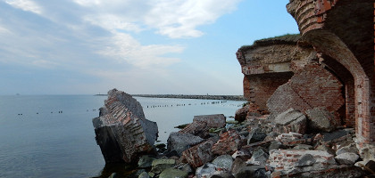 Форт Западный, посёлок Коса и вид на Южный мол в Балтийском море
