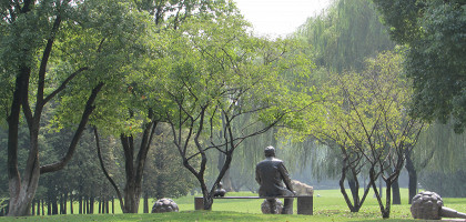 Чжэцзянский университет, скульптура в парке