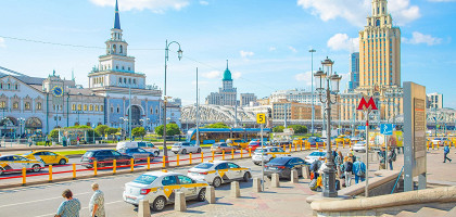 На Комсомольской площади в Москве, такси