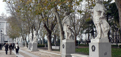 Королевский дворец в Мадриде, площадь
