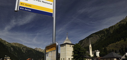 Автобусная остановка напротив Швейцарского национального парка, Санкт-Мориц