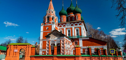 Вид на церковь Михаила Архангела в Ярославле