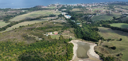Разрушенная плотина и побережье Черного моря возле Лозенца