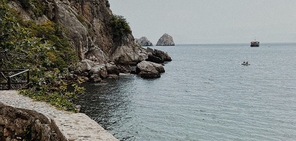 Каменное ограждение на берегу Чёрного моря и вид на Острова Большая и Малая Адалары, Гурзуф