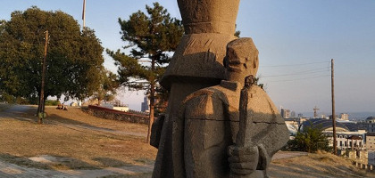 Памятник в крепости Скопье
