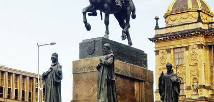 Вид на памятник Святому Вацлаву в Праге