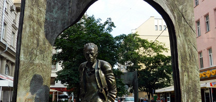Памятник Булату Окуджаве