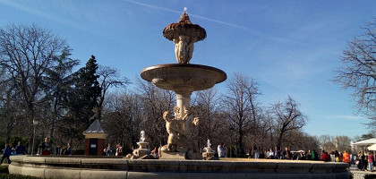 Весенний фонтан на площади в Мадриде, Испания