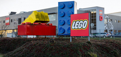 Кладно, Чехия, гигантские кирпичи Lego перед заводом по производству логотипа компании Lego Group 