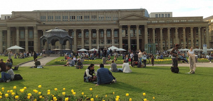 Отдых на лужайке в центре Штутгарта, Германия