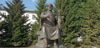 Памятник Юрию Долгорукому в Костроме