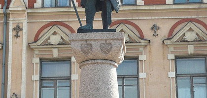Памятник Кнутссону перед зданием Старой ратуши