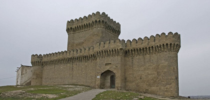 Четырехугольная башня в Рамане
