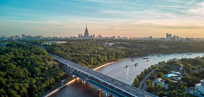 Вид на Воробьевы горы с высоты птичьего полета