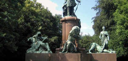Большой Тиргартен, памятник Бисмарку