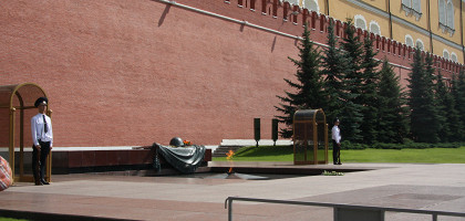 Почетный караул у Вечного огня в Александровском саду, Москва