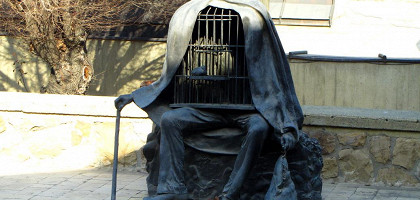 Экстравагантный джентельмен при музее современного искусства в Тегеране