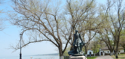 Памятник Лермонтову, вид на Таманский залив и Дом-Музей Лермонтова