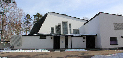 Церковь трех крестов, фасад