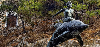 Мальчик на дельфине, скульптура, установленная в 2006 году на Идре