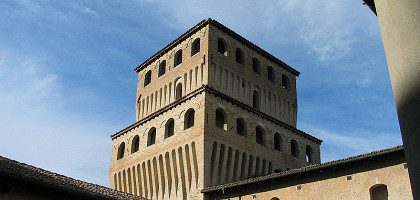 Одна из четырех башен замка Torrechiara, Парма