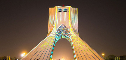 Башня Азади в вечернем освещении