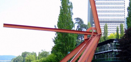 Скульптура из стальных балок на набережной Рейна, Бонн