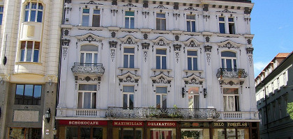 Главная площадь Братиславы, дворец Палудайхо