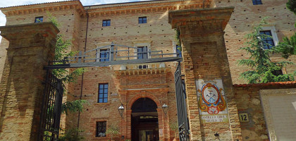 Вход в замок Castello Chiola, Лорето-Апрутино, Абруццо