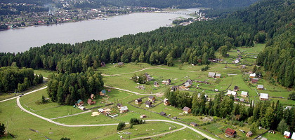Исток реки Бия, на переднем плане село Артыбаш, вдали село Иогач. Вид с горы Талан-Туу, Телецкое озеро