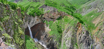 Водопад Гиче Чучхур в долине горы Джилы-Су, Кабардино-Балкария