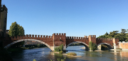 Вид на мост Скалигеров в Вероне, Италия