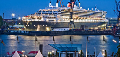 Корабль Hafen mit Queen Mary 2 в Гамбурге