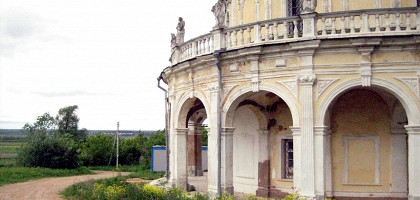 Церковь Рождества Богородицы в Подмоклово, шестнадцатипролётная аркада