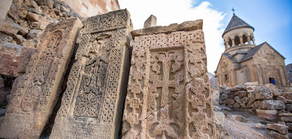 Монастырский комплекс Нораванк, хачкары
